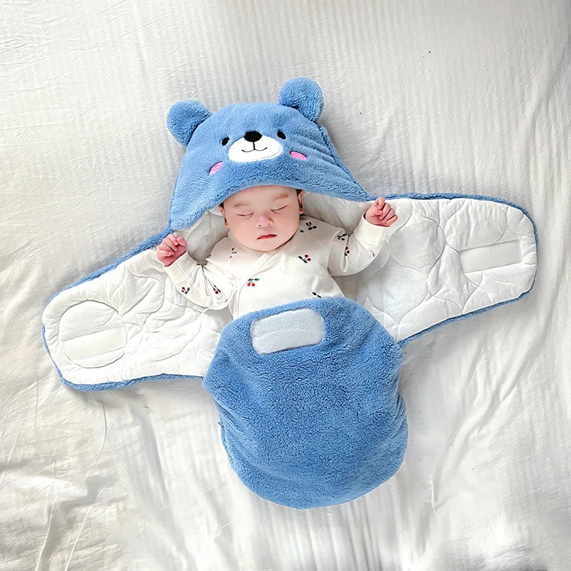 bébé endormi dans son nid d'ange à capuche bleu ouvert sur les côtés 