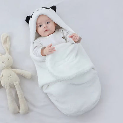 Nid d'ange bébé blanc motif panda pour l'hiver, avec capuche chaude, intérieur en sherpa douillet et attache velcro sécurisée pour le sommeil