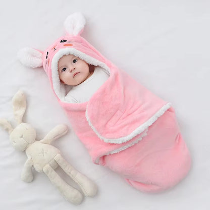 bébé fille dans un nid d'ange couverture d'emmaillotage ultra-douce