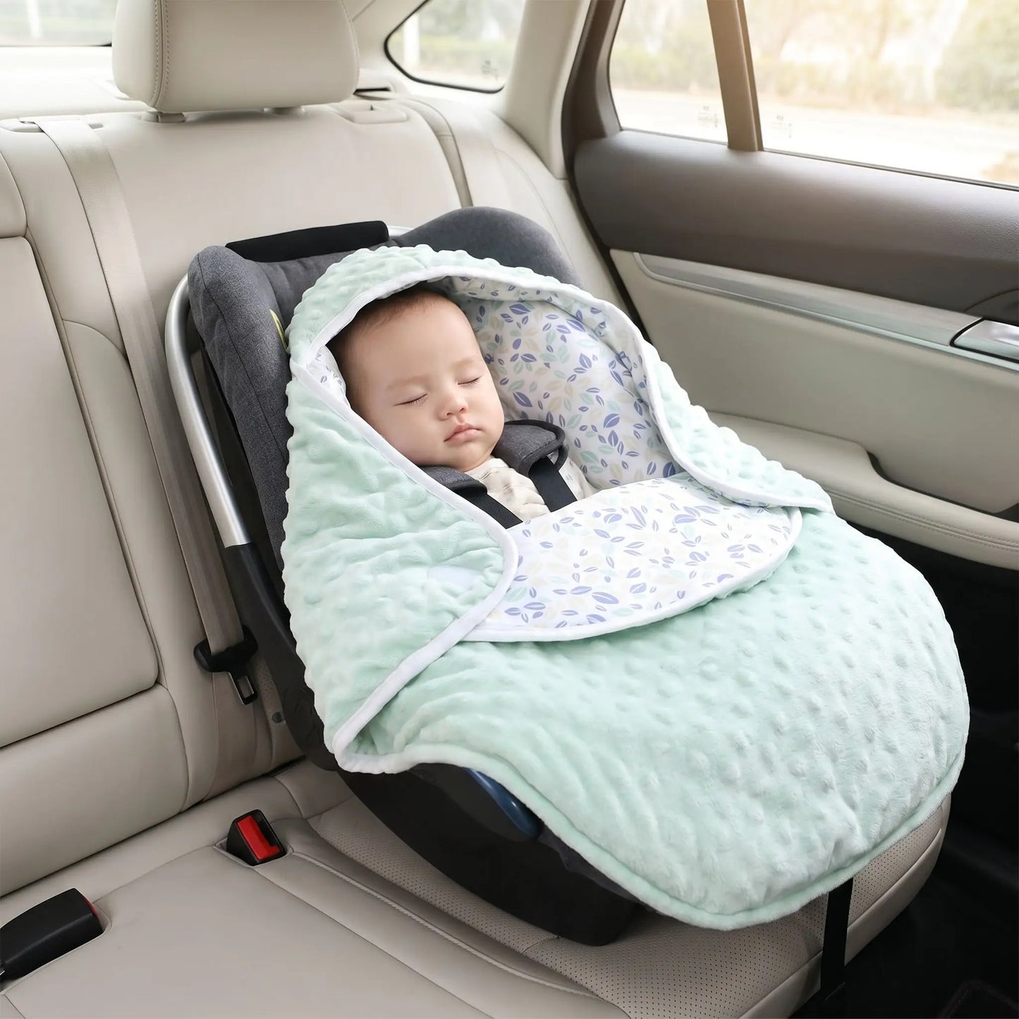 bébé enveloppé dans un nid d'ange cosy pour toutes saisons