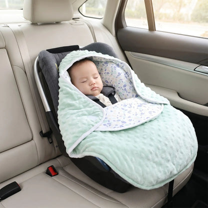 bébé enveloppé dans un nid d'ange cosy pour toutes saisons