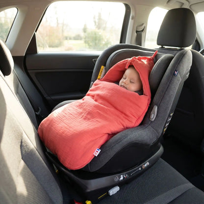bébé dans son cosy dans un nid d'ange tog 2 marque française Papate fraise