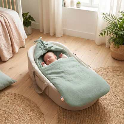 bébé dans son landeau dans un nid d'ange vert sauge pour sortie de maternité fabrication française