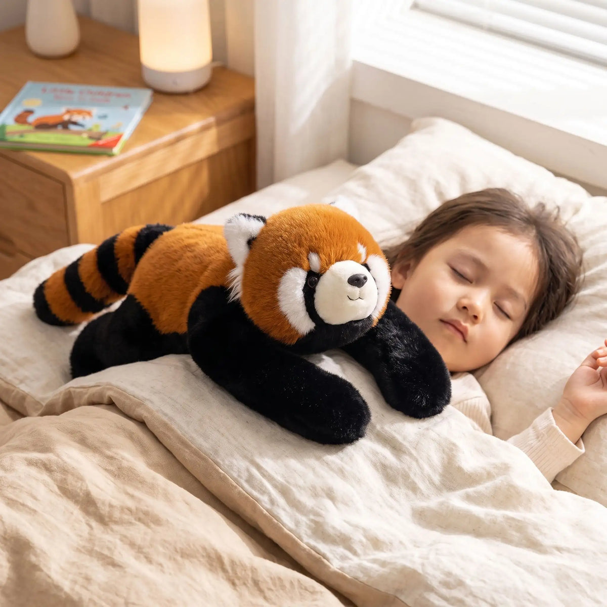 petite fille dormant paisiblement dans son lit, apaisé par le poids d'une peluche lestée anti-anxiété posée sur elle