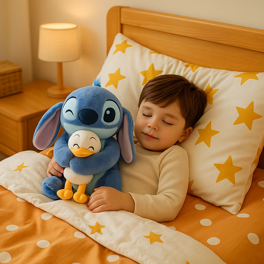 petit garcon avec peluche stitch