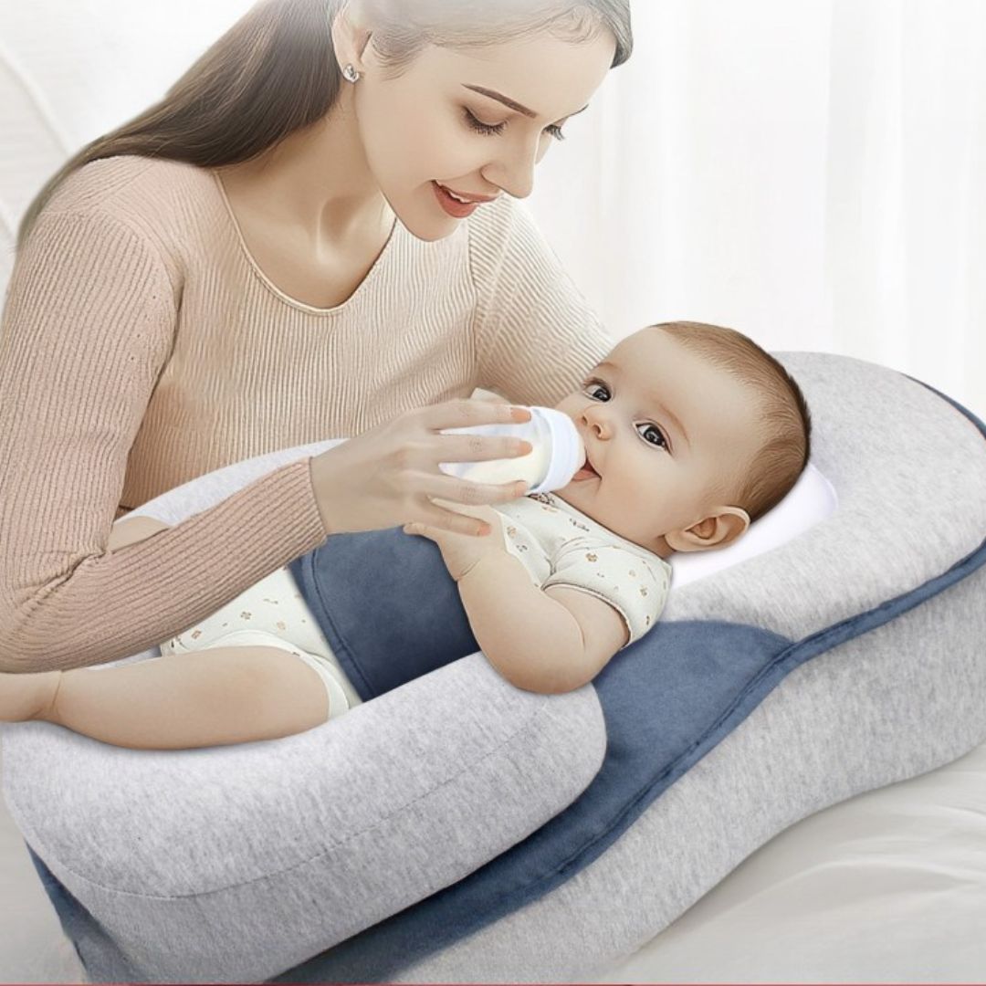 maman qui donne le biberon à son bébé à l'aide d'un plan incliné 15 degrés gris et bleu