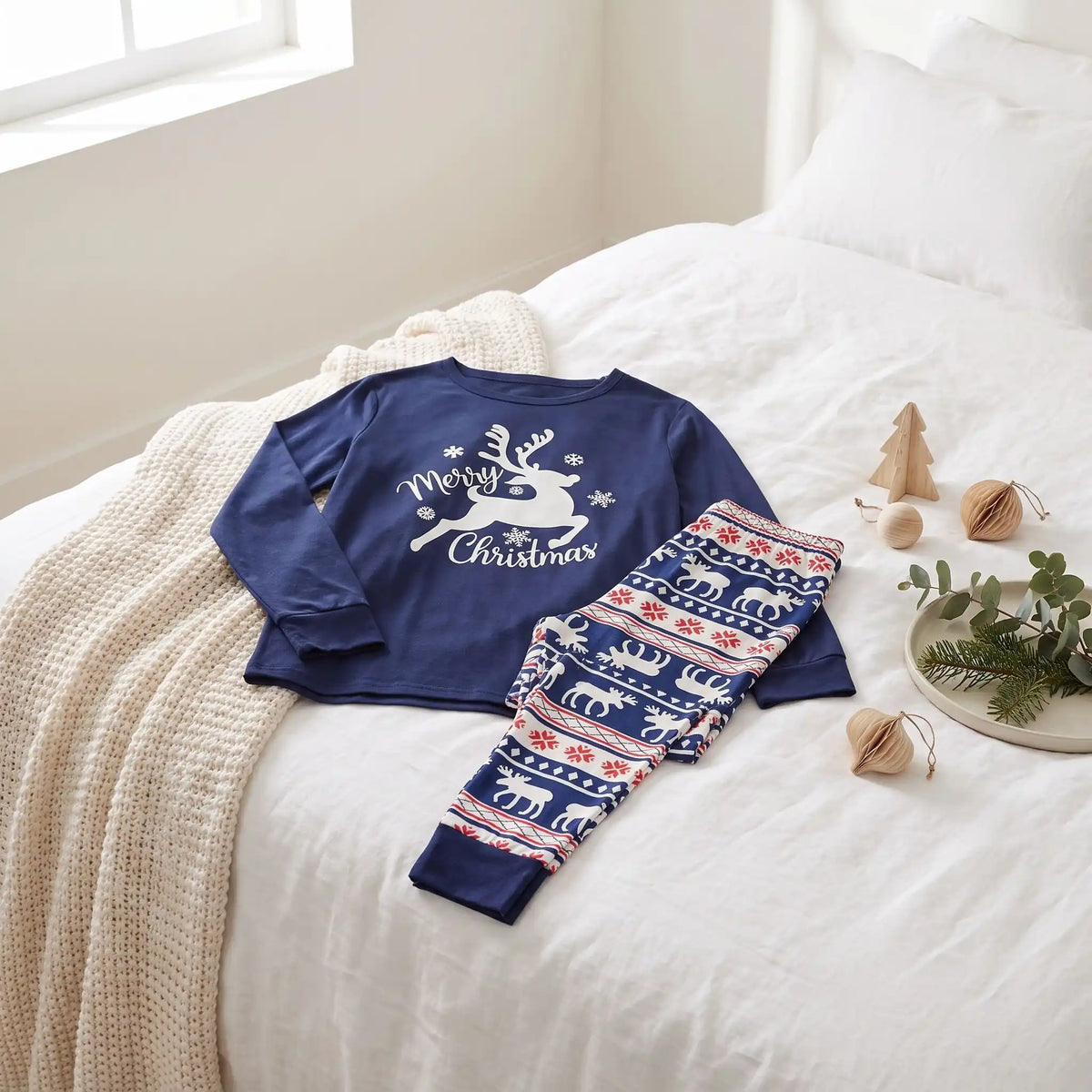pyjama de noël assorti pour famille bleu blanc avec des motifs rennes