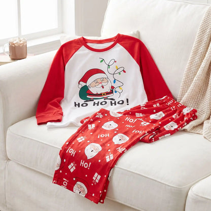 pyjama assorti pour les fêtes pour un shooting photo posé sur un canapé blanc
