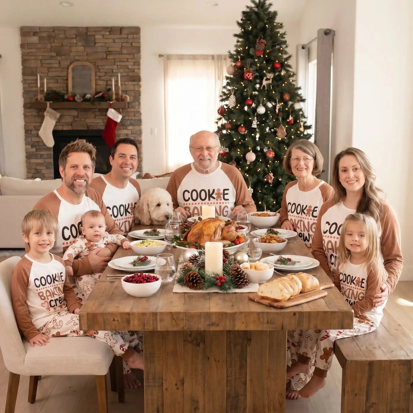 famille entière assis à une table dans leur pyjama coordonné famille en coton chaud