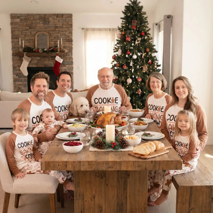 famille entière assis à une table dans leur pyjama coordonné famille en coton chaud