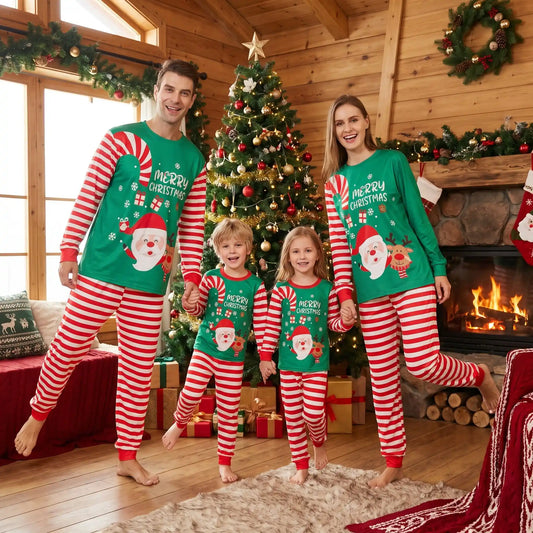 Famille portant le pyjama de Noël famille assorti vert et rayé rouge devant le sapin et la cheminée   