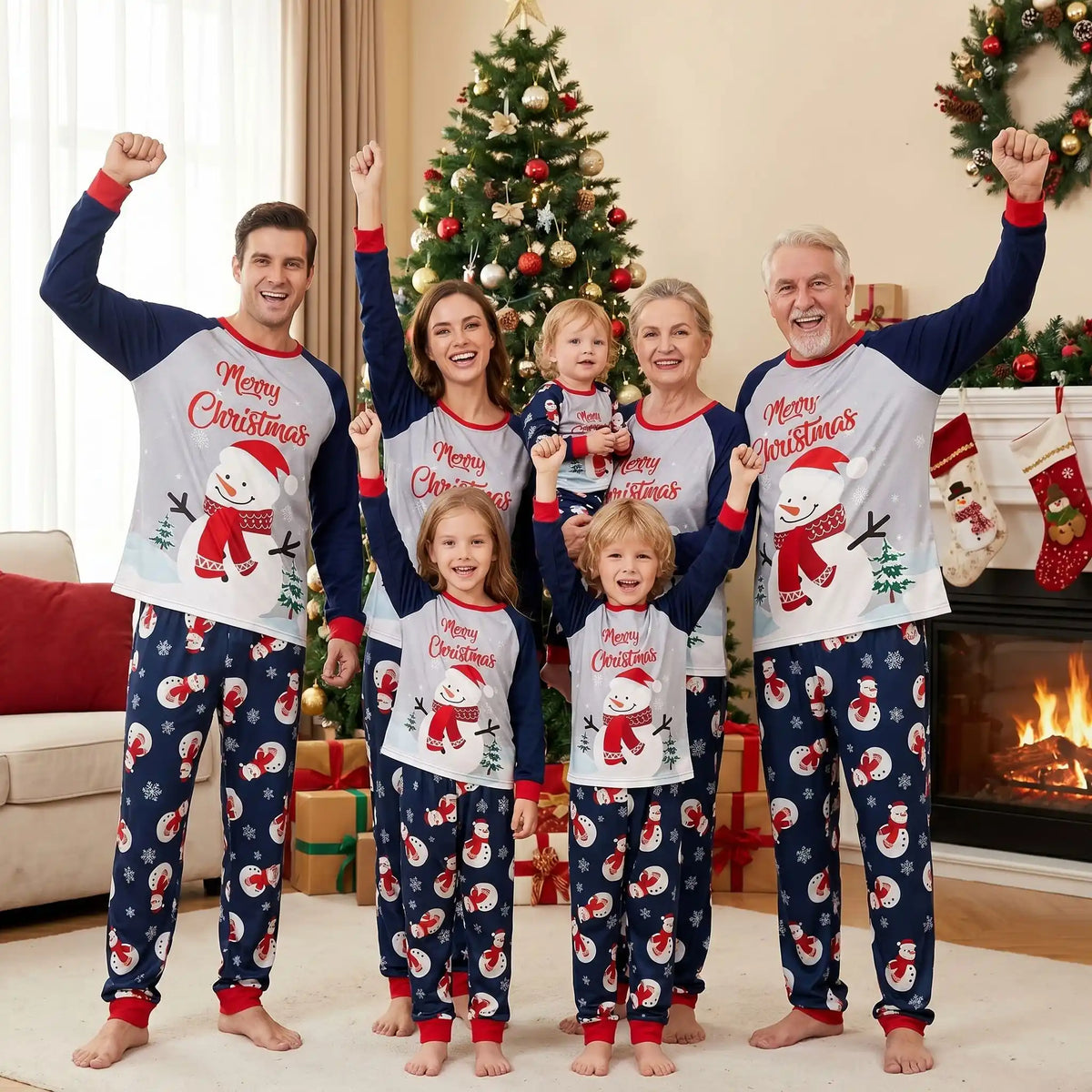 famille entière avec les grands parents qui portent un pyjama de noel famille assorti bonhomme de neige bleu et rouge