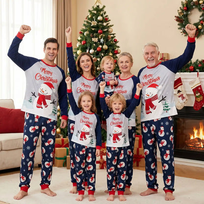 famille entière avec les grands parents qui portent un pyjama de noel famille assorti bonhomme de neige bleu et rouge