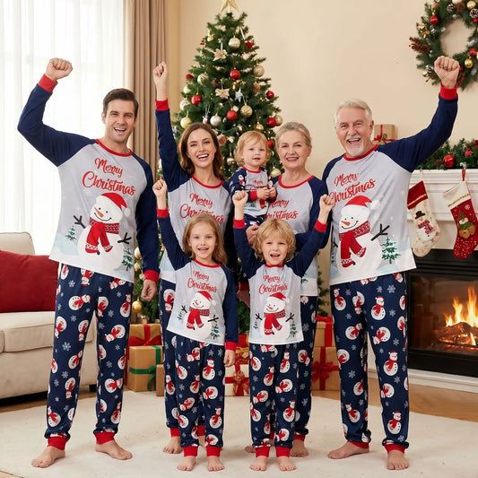 famille entière avec les grands parents qui portent un pyjama de noel famille assorti bonhomme de neige bleu et rouge