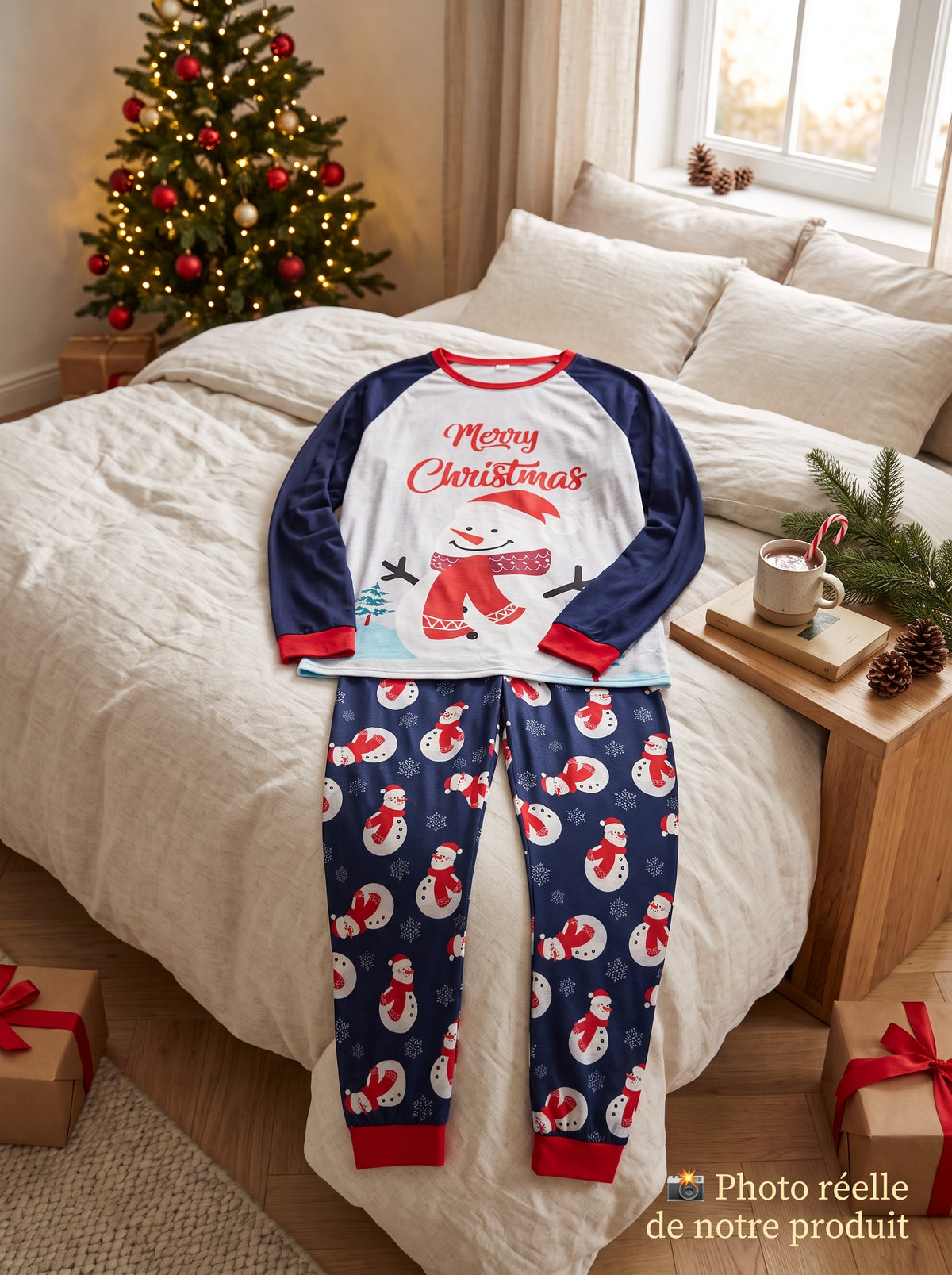 pyjama noël assorti pour toute la famille posé sur un lit à plat avec des décorations de noel dans la chambre