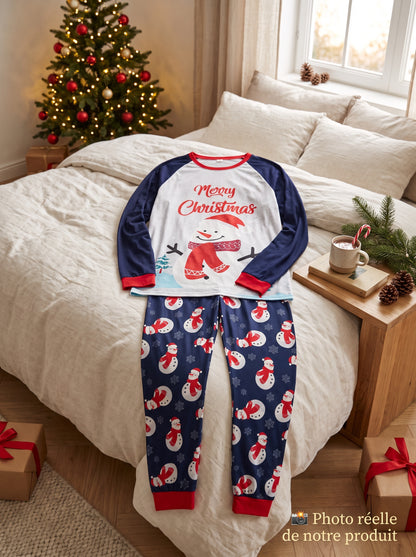 pyjama noël assorti pour toute la famille posé sur un lit à plat avec des décorations de noel dans la chambre