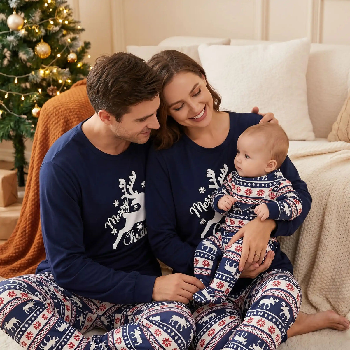 un couple habillé pareil avec leur bébé dans leur pyjama noël famille papa maman bébé rennes coton