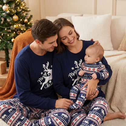 un couple habillé pareil avec leur bébé dans leur pyjama noël famille papa maman bébé rennes coton