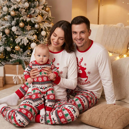 couple avec leur bébé à une séance shooting photo avec leur pyjama noël femme homme et bébé identique