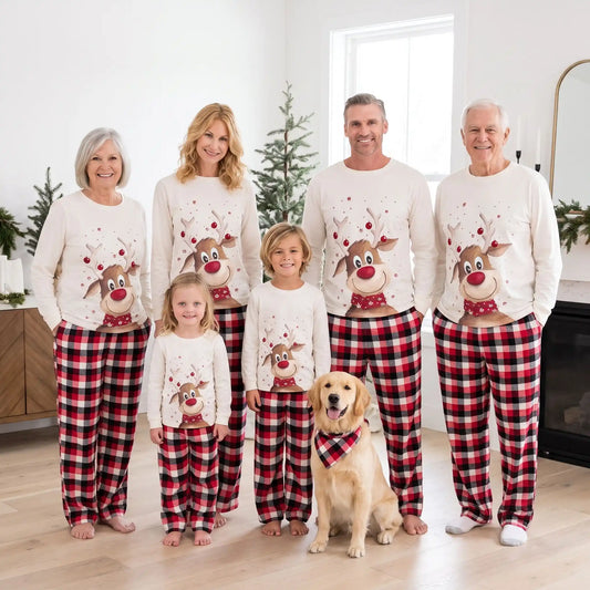 Grands-parents, parents, enfants et chien debout en pyjamas assortis renne et carreaux rouges