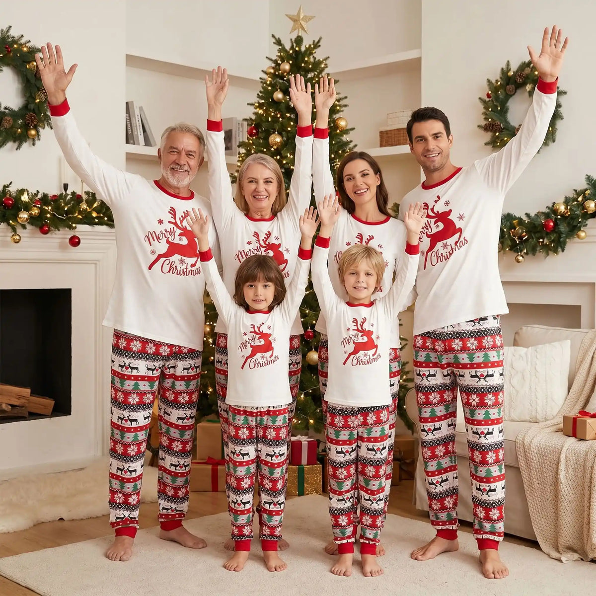 couple avec leurs enfants et les grands parents qui lèvent les bras et posent pour la photo avec leur pyjama renne noël identique tissu chaud et de qualité