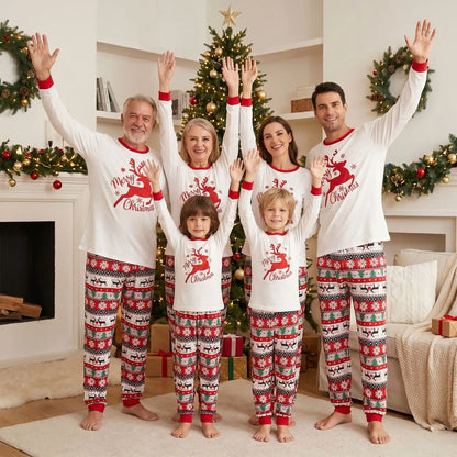 couple avec leurs enfants et les grands parents qui lèvent les bras et posent pour la photo avec leur pyjama renne noël identique tissu chaud et de qualité