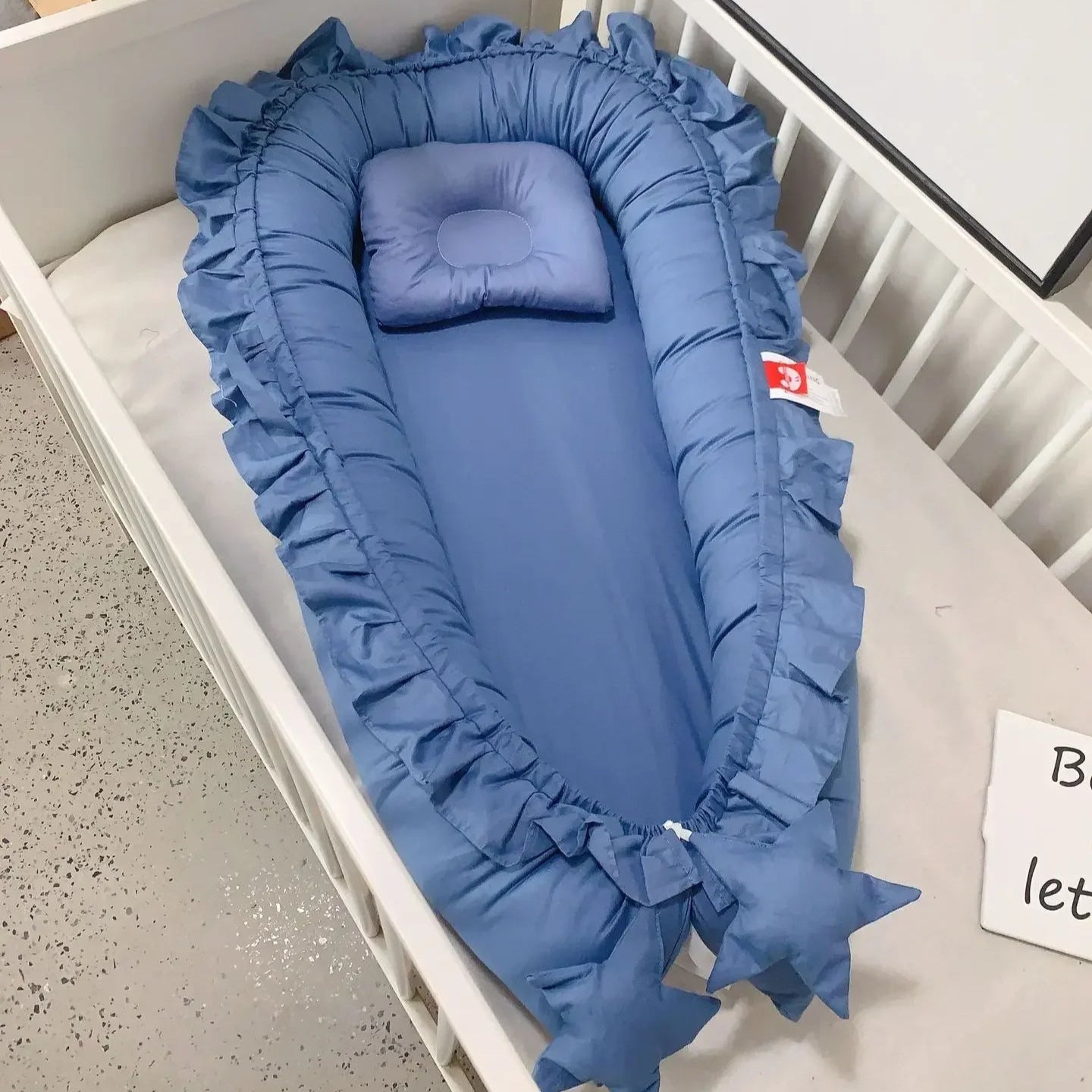 reducteur-de-lit-bebe-bleu-confortable