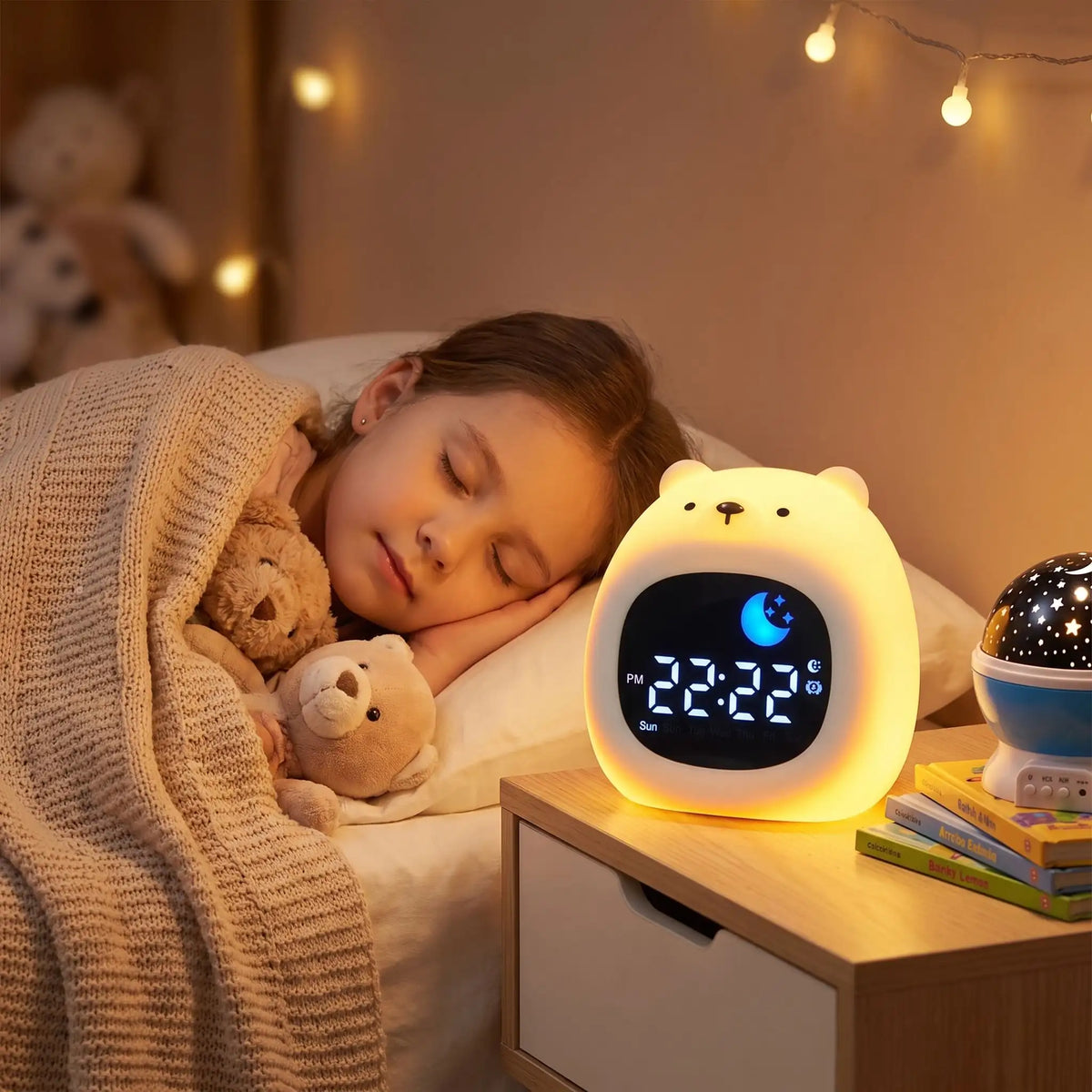 Un réveil éducatif jour nuit en forme d'ours lumineux blanc et jaune, posé sur une table de chevet près d'un enfant qui dort paisiblement. Le réveil affiche l'heure 22:22 avec l'icône de la lune pour signaler à l'enfant qu'il est l'heure de rester au lit.