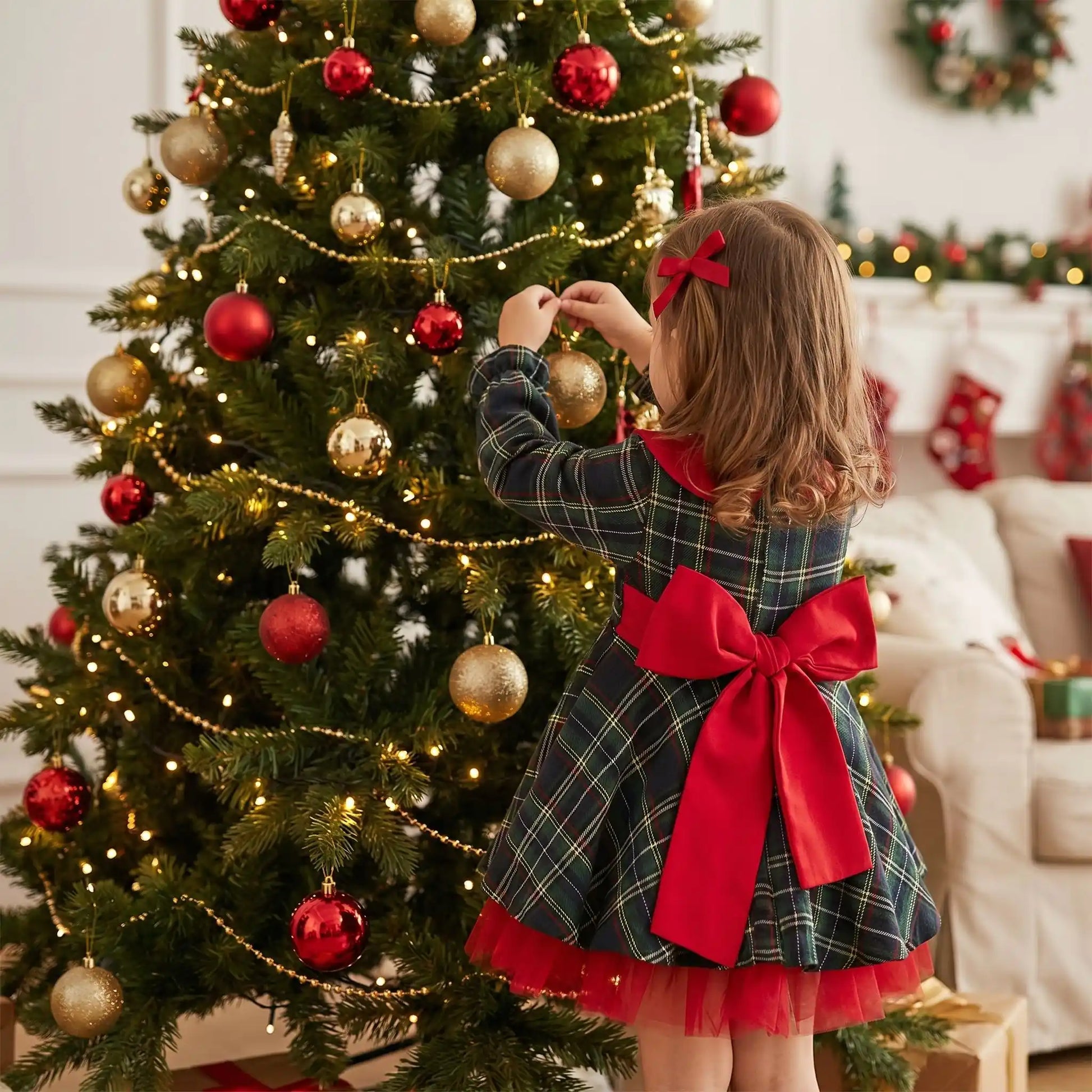 Dos de la robe pour noël de fête pour enfant avec un magnifique et grand nœud rouge majestueux