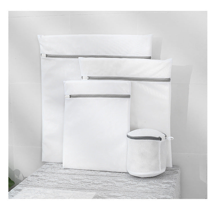 différentes dimensions de sac de lavage blanc posés contre un mur