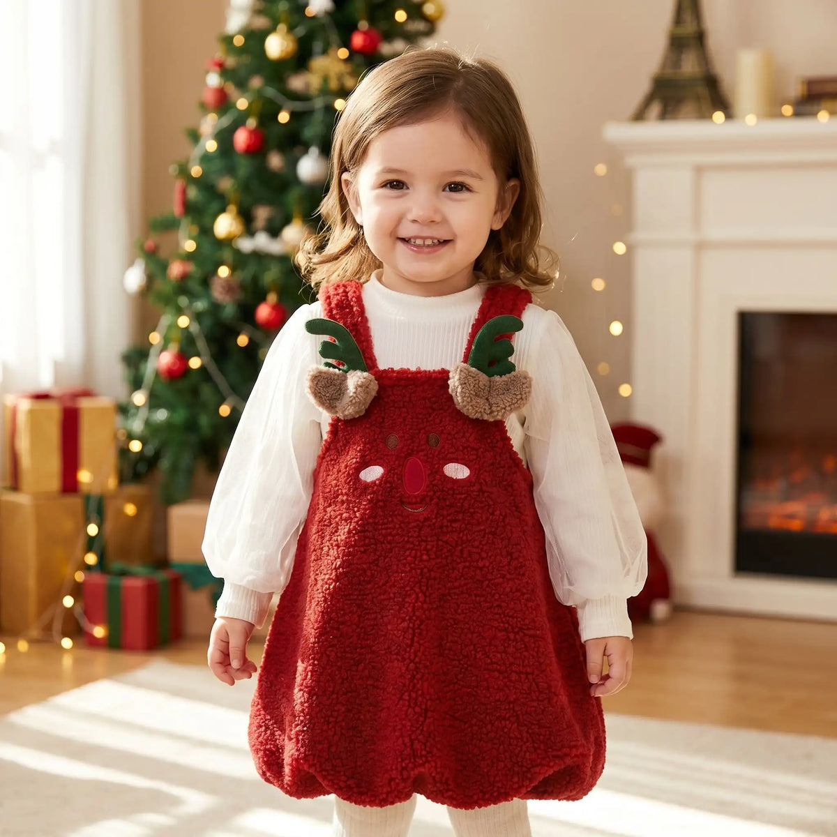 petite fille qui sourit avec une tenue de noël pour bébé fille original pour les fêtes