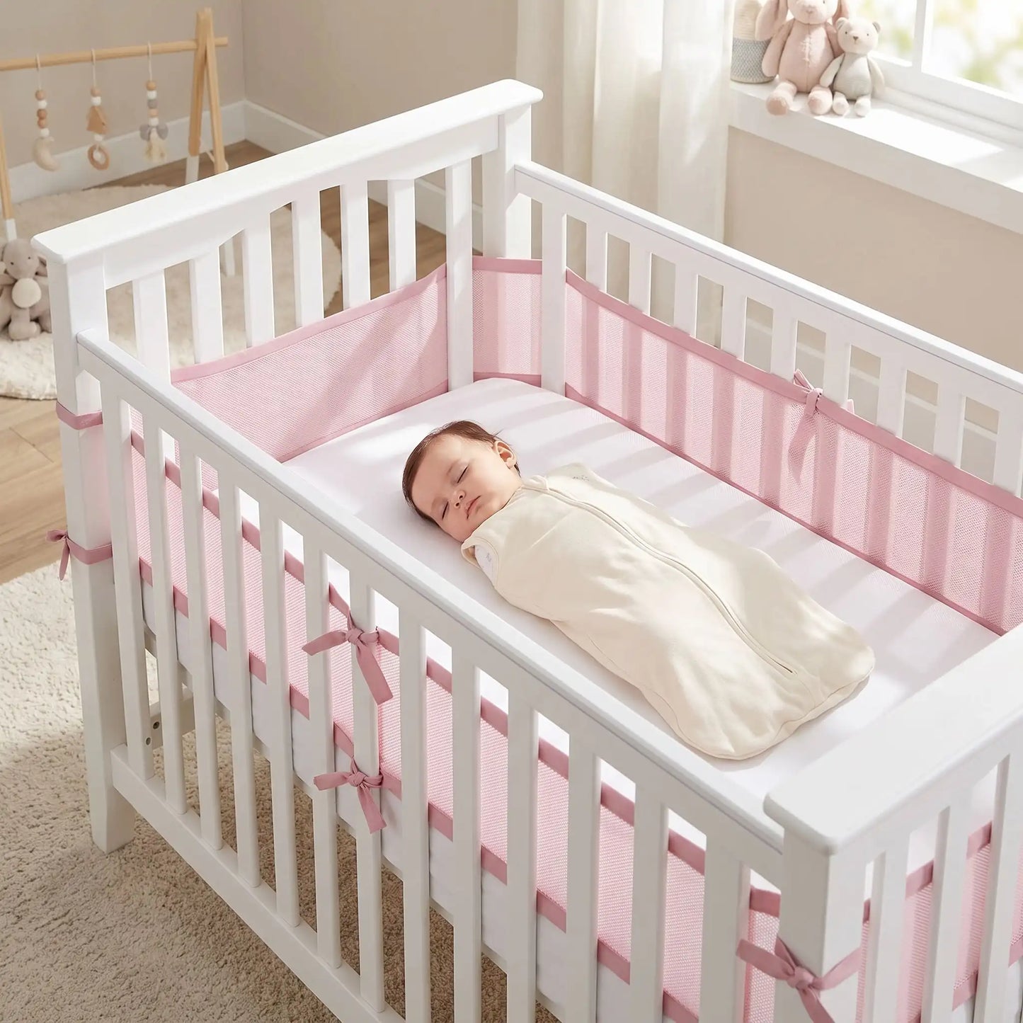un bébé qui dort dans sa gigoteuse emmaillotage avec un tour de lit respirant fille complet pour éviter les coincements