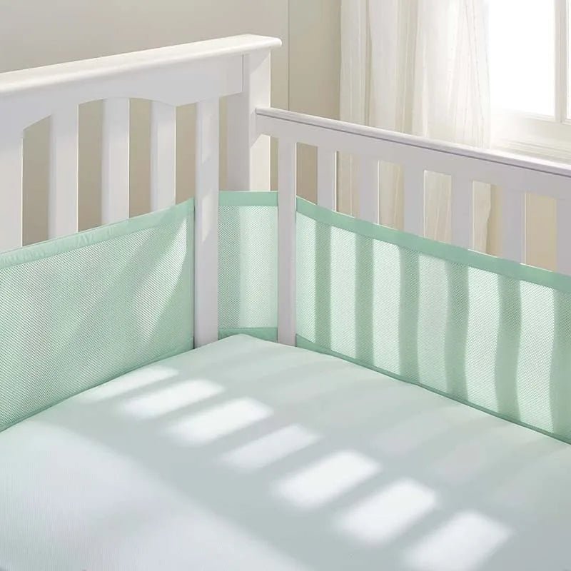 Détail du tissu respirant anti-étouffement tour de lit bébé vert sauge tendance 2026
