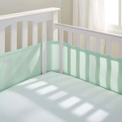 Détail du tissu respirant anti-étouffement tour de lit bébé vert sauge tendance 2026