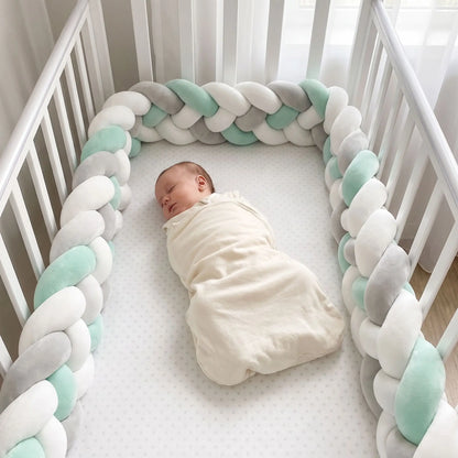 Bébé qui dort en sécurité grâce au tour de lit tressé anti-coincement