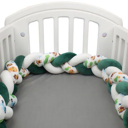 Tour de lit bébé tressé 3 brins couleur vert foncé, blanc et motifs animaux de la jungle dans un berceau blanc