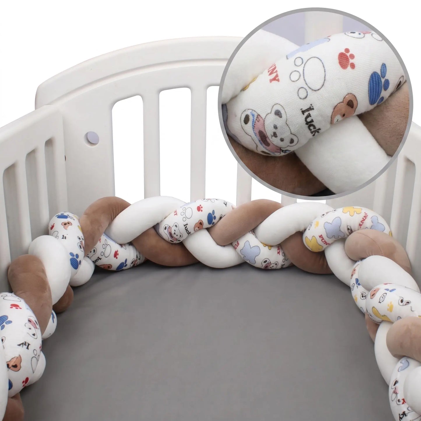 Tresse de lit bébé 3 brins alternant marron, blanc et motifs animaux ludiques installée dans un berceau