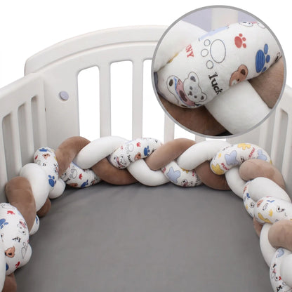 Tresse de lit bébé 3 brins alternant marron, blanc et motifs animaux ludiques installée dans un berceau