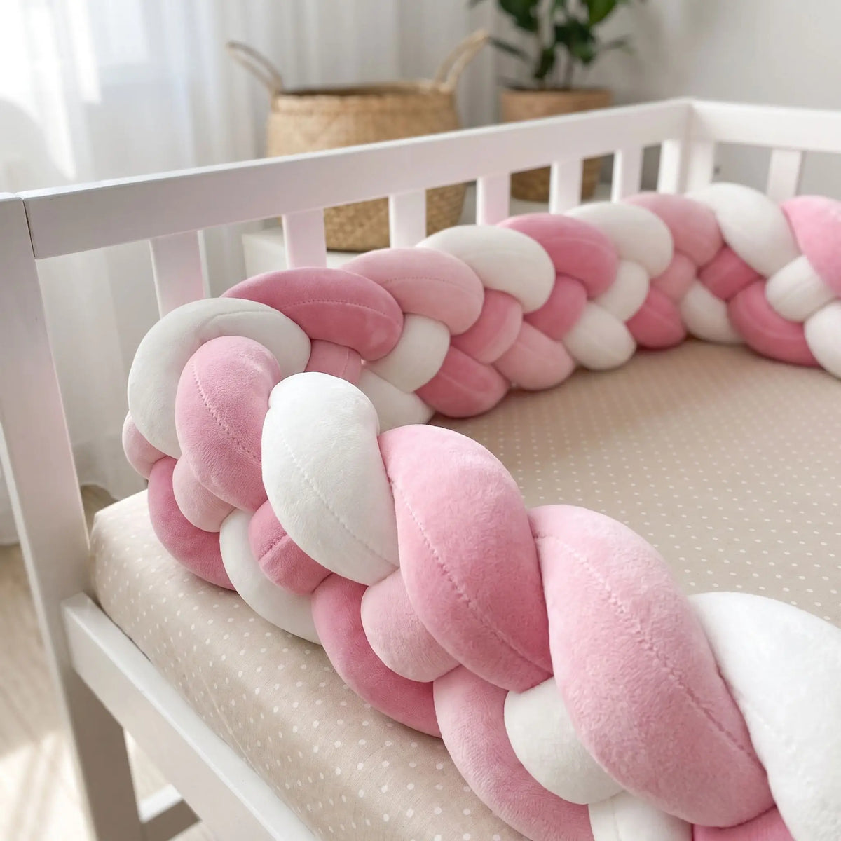 Gros plan sur la tresse de lit rose et blanche mettant en valeur sa texture velours douce et son tressage régulier