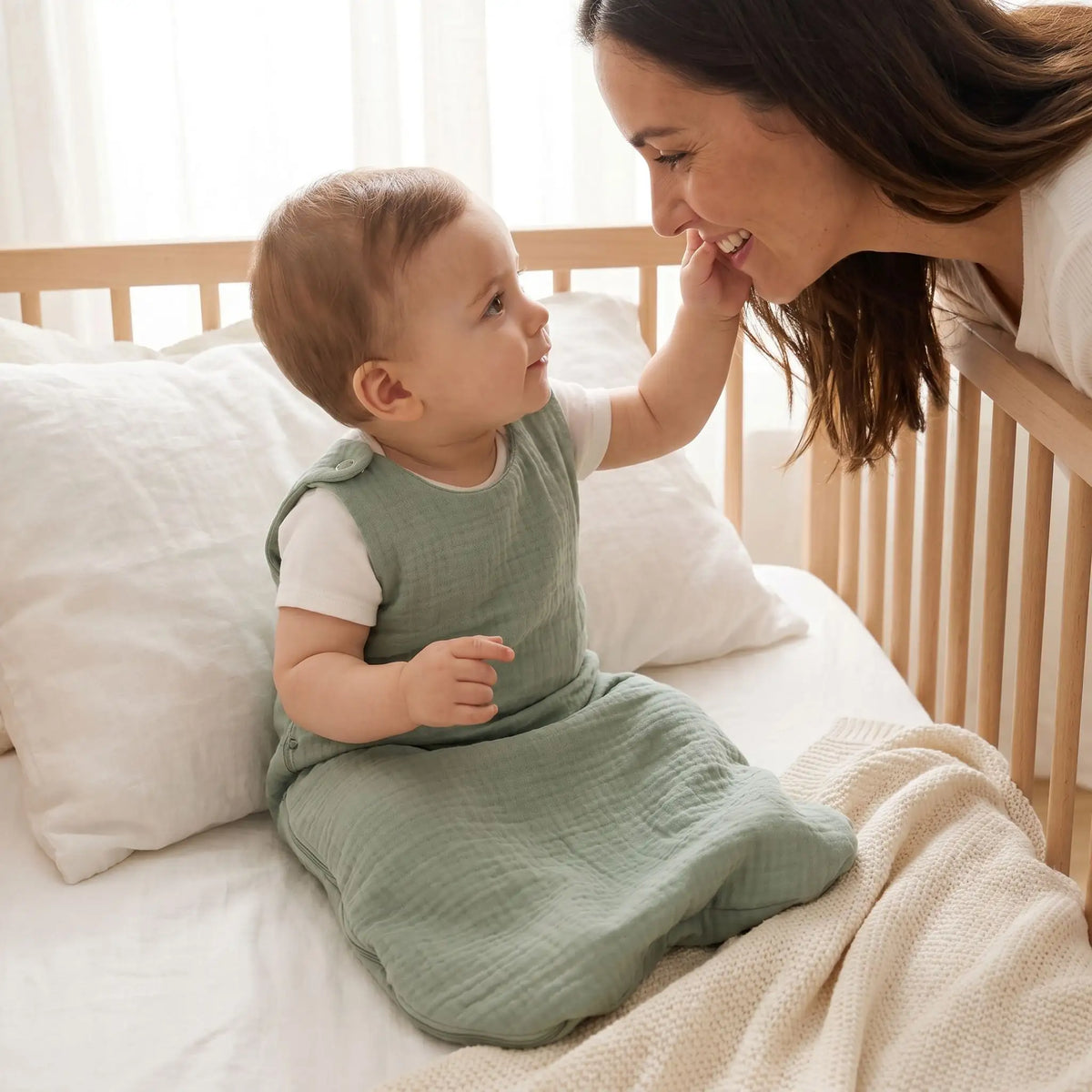 bébé qui fais un câlin à sa maman dans sa turbulette Tog 1.0 en coton biologique fabriquée en France 
