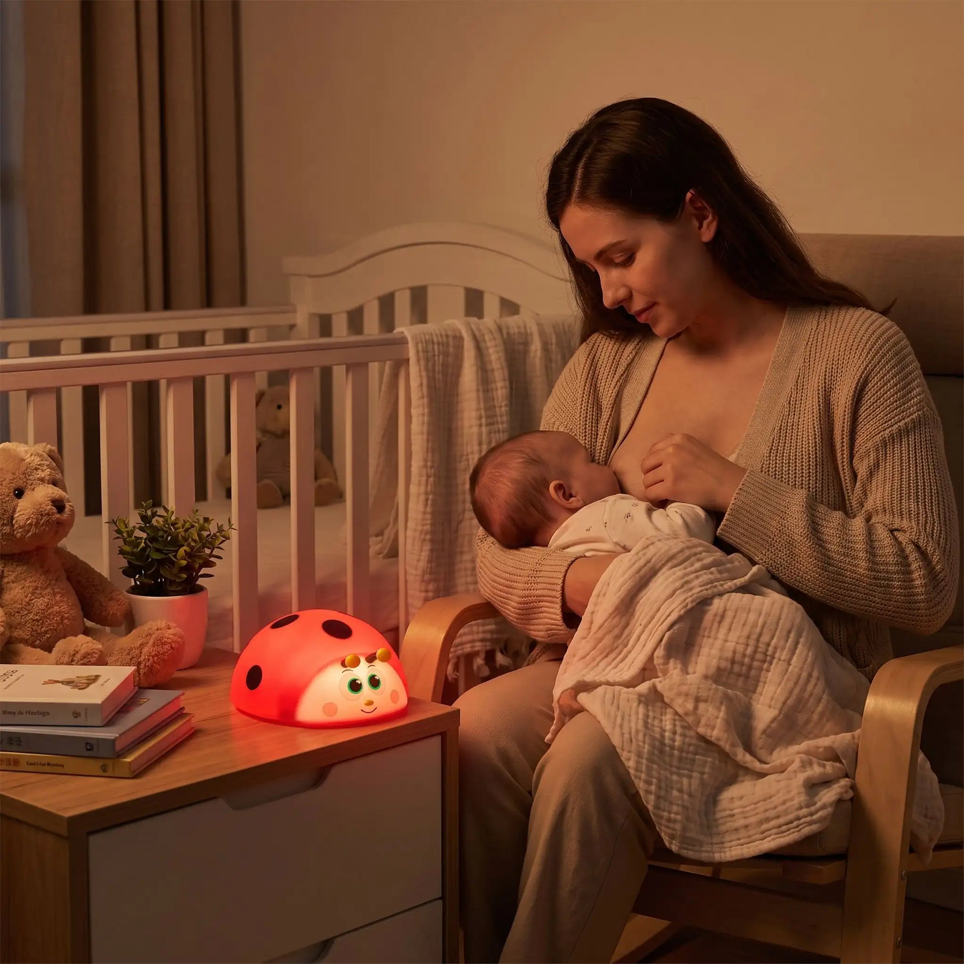 maman qui allaite son bébé avec une veilleuse bébé coccinelle pour favoriser  l'endormissement