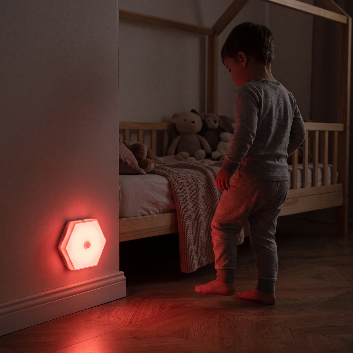 petit garçon sortant de son lit avec une veilleuse bébé lumière rouge détecteur de mouvement qui s'allume et éclaire dans l'obscurité