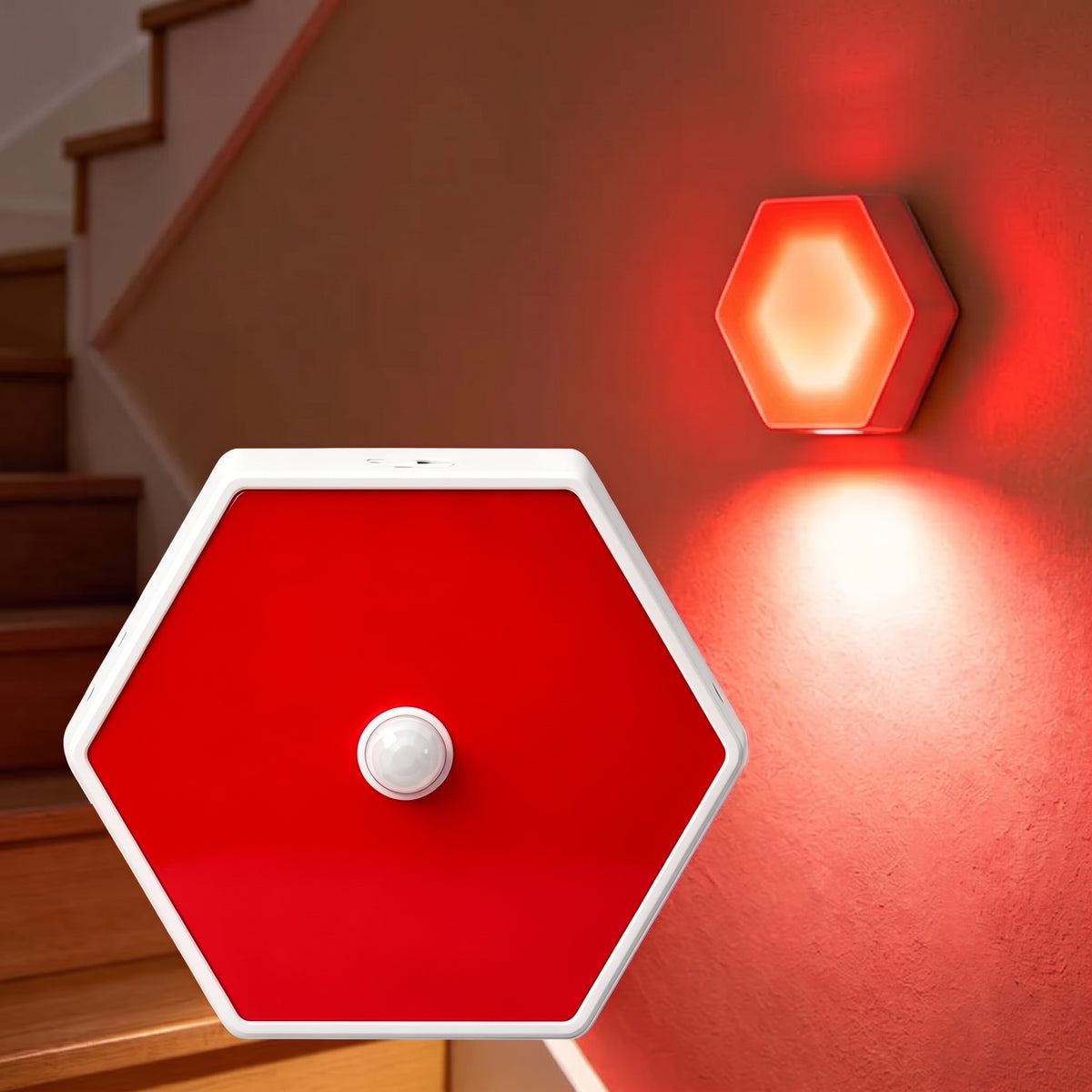 Veilleuse bébé à détecteur de mouvement avec boîtier blanc et face avant rouge, montrée éteinte et allumée en train de diffuser une douce lueur rouge dans un escalier.