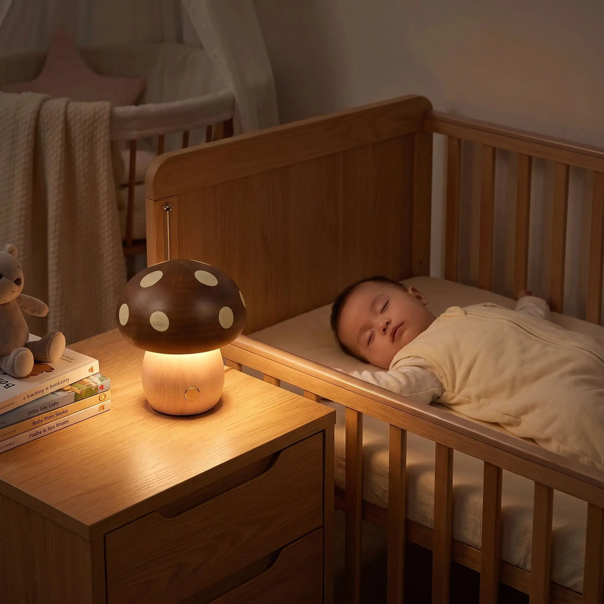 bébé en gigoteuse endormi dans son lit à barreaux avec une petite veilleuse champignon en bois pour chambre d'enfant
