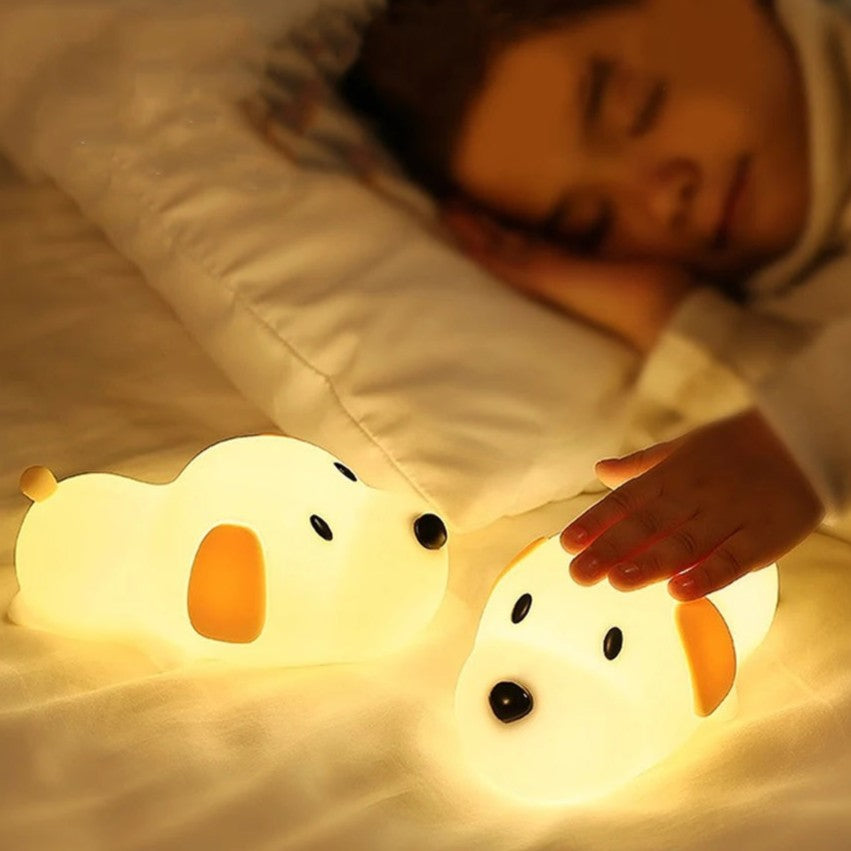 petite fille touche veilleuse chiot