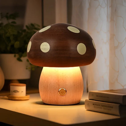 veilleuse en bois massif avec un chapeau teinté ébène décoré de pois posée sur une table de chevet qui illumine dans le noir