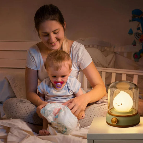 maman et son bébé avec veilleuse rétro