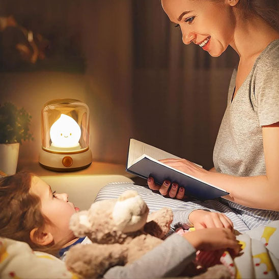 maman qui lit histoire avec veilleuse lampe rétro