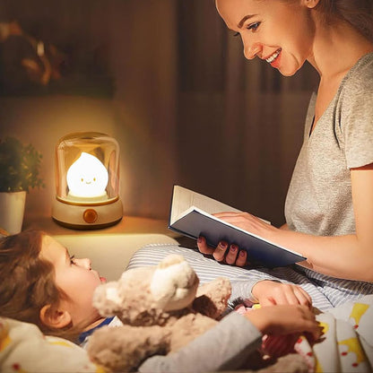 maman qui lit histoire avec veilleuse lampe rétro