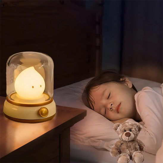 enfant qui dort avec veilleuse lampe flamme